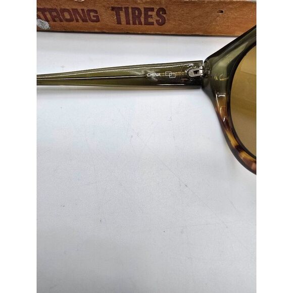 Liz Claiborne Womens Tortoiseshell & Green Gradient Sunglasses - Picture 4 of 7